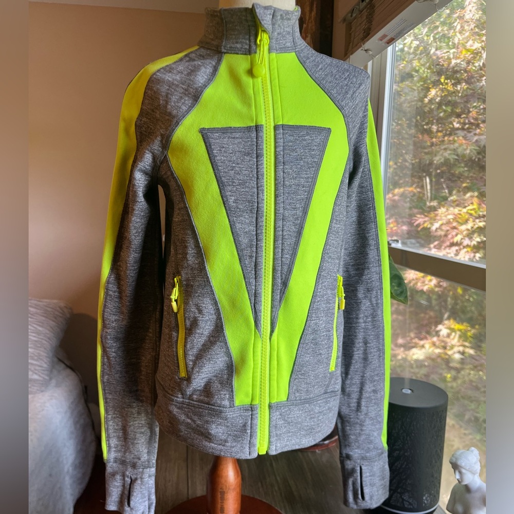 Ivivva by Lululemon heather gray and fluorescent Yellow jacket size 8  🩶💛